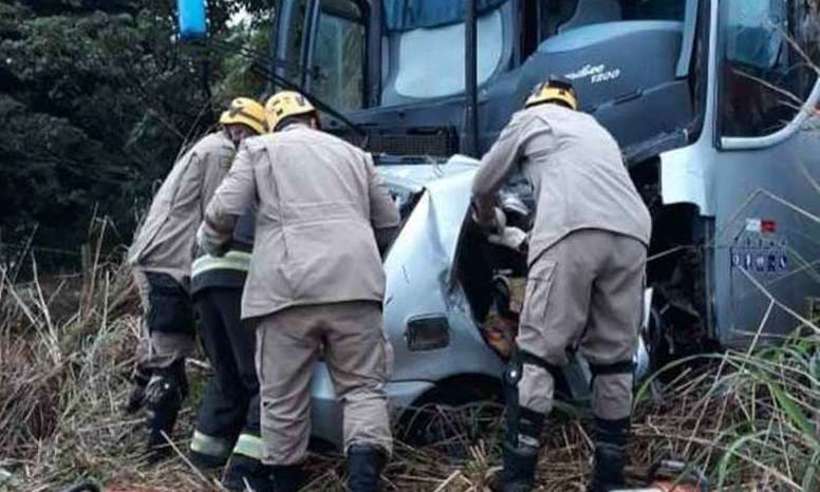 Cinco pessoas morrem após a colisão entre um carro e um ônibus na BR-020 - Divulgação / CIBM
