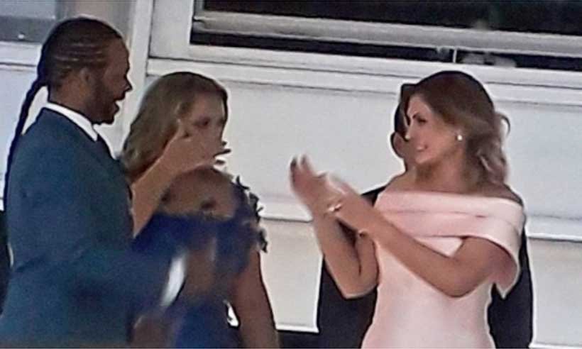 Intérprete rouba a cena durante a execução do Hino Nacional - Reprodução/Twitter 