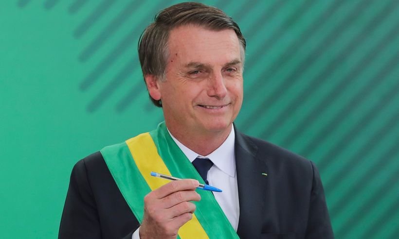 Bolsonaro assina decreto que fixa salário mínimo em R$ 998 em 2019 - SERGIO LIMA/AFP