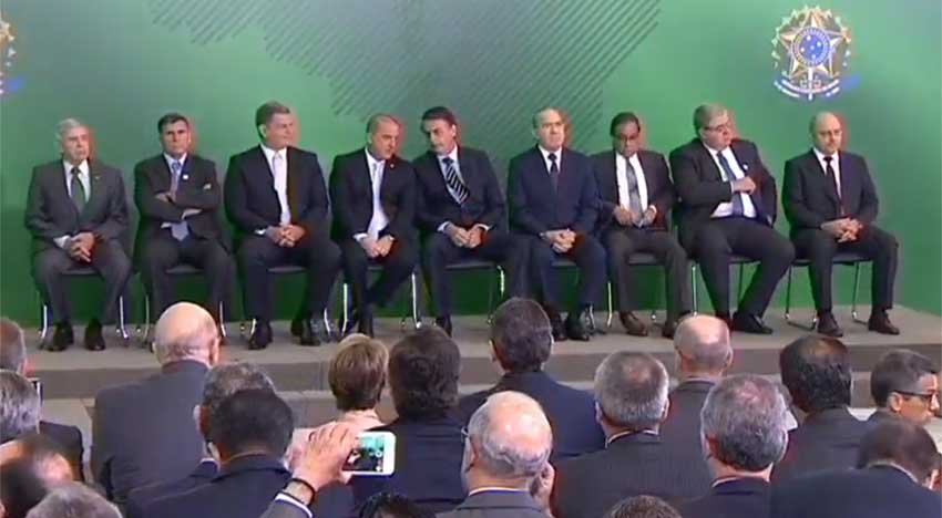 Bolsonaro participa de transmissão de cargo de ministros no Planalto