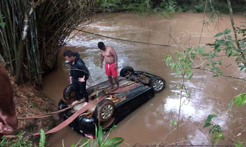Carro cai em rio e casal de jovens morre em Minas - Corpo de Bombeiros/Divulgação