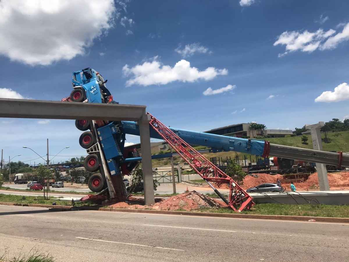 Caminhão-guindaste tomba e ameaça interditar parte da Via Expressa, em Betim - Bombeiros/Divulgação