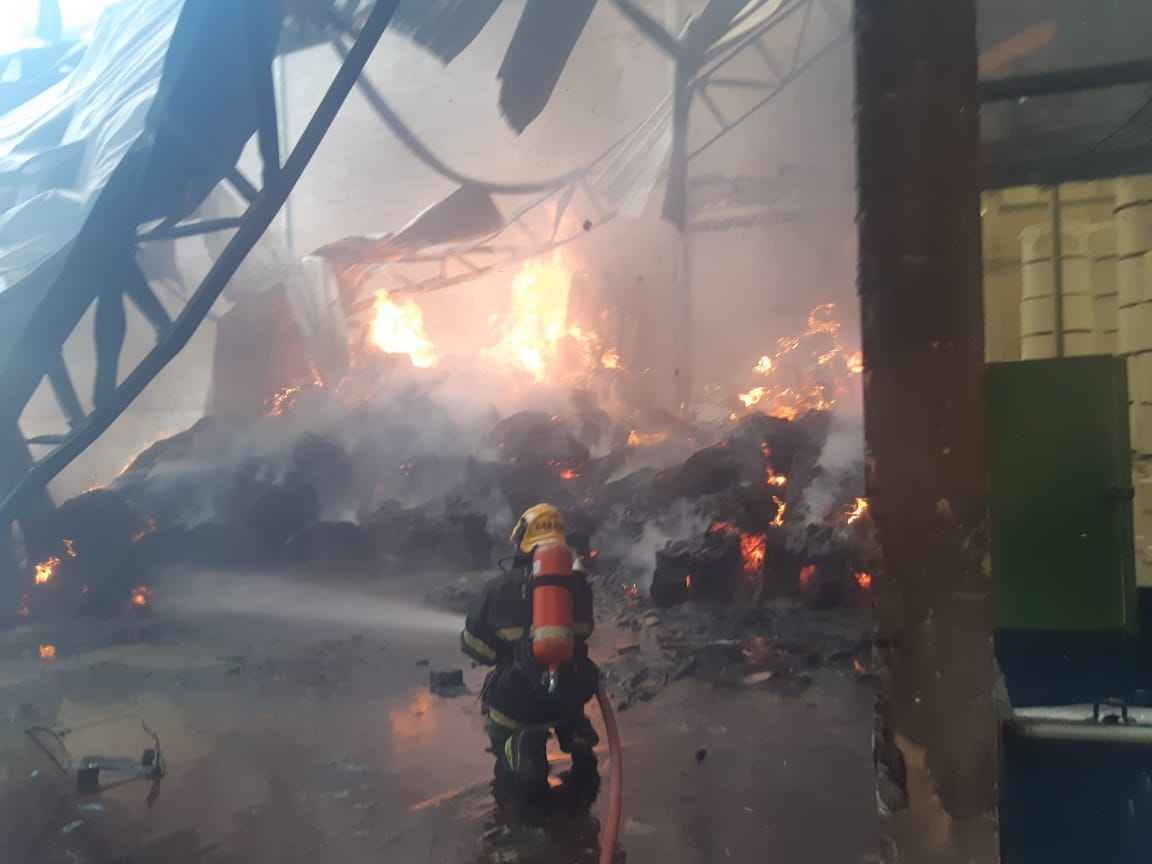 Bombeiros combatem incêndio que destrói galpão em Carmópolis de Minas  - Bombeiros/Divulgação