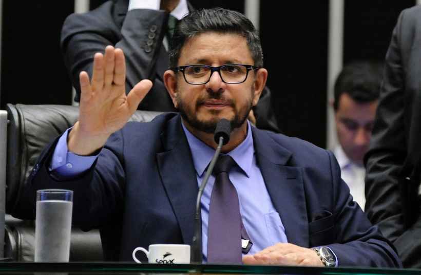 Candidato a presidente da Câmara, Fábio Ramalho presenteia Bolsonaro com linguiça e queijo  -  Luis Macedo/camara dos Deputados