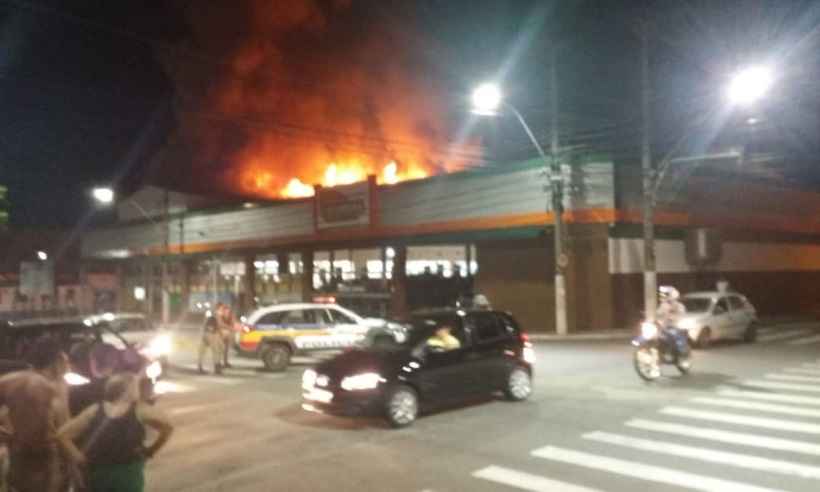 Bombeiros passam a madrugada controlando fogo em supermercado de Pouso Alegre - CBMMG/Divulgação