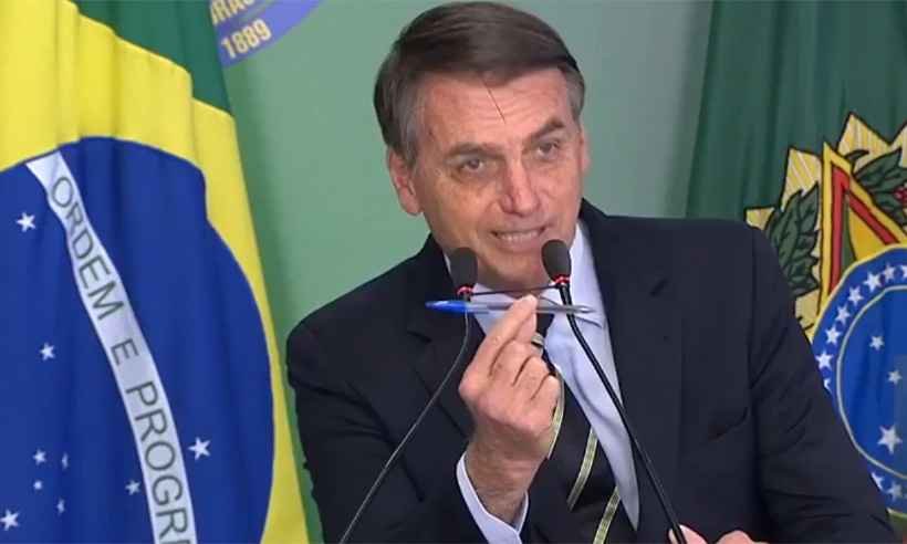 Bolsonaro assina decreto que flexibiliza a posse de armas - Reprodução/ NBR via Facebook do Planalto 