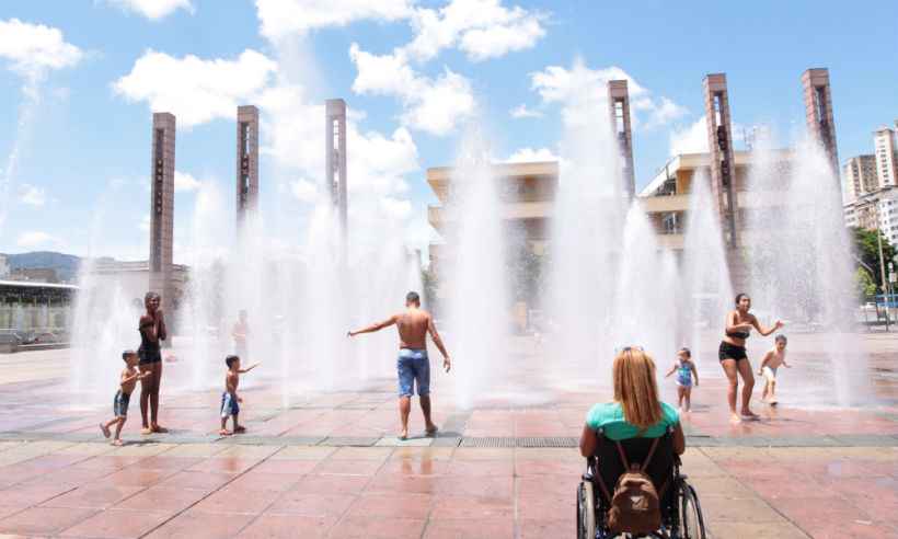 População procura áreas abertas para se refrescar do calor em BH - Jair Amaral/EM/D.A Press