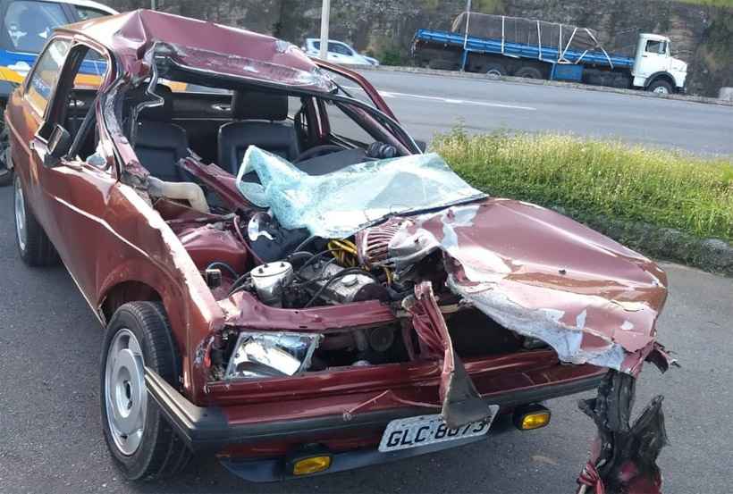 Batida entre carro e caminhão deixa ferido na MG-010 - Corpo de Bombeiros/Divulgação