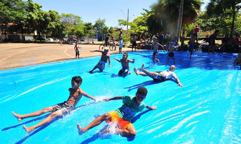 Moradores improvisam piscinas e escorregador na Barragem Santa Lúcia - Gladyston Rodrigues/EM/D.A Press
