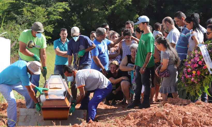 Primeiras vítimas de desastre são sepultadas em Brumadinho - Renan Damasceno/EM/DA Press