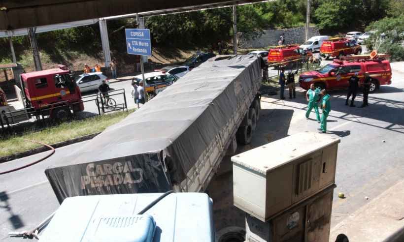 Polícia vai analisar imagens de câmeras em apuração de acidente na Av. Nossa Senhora do Carmo -  Jair Amaral/EM/D.A Press