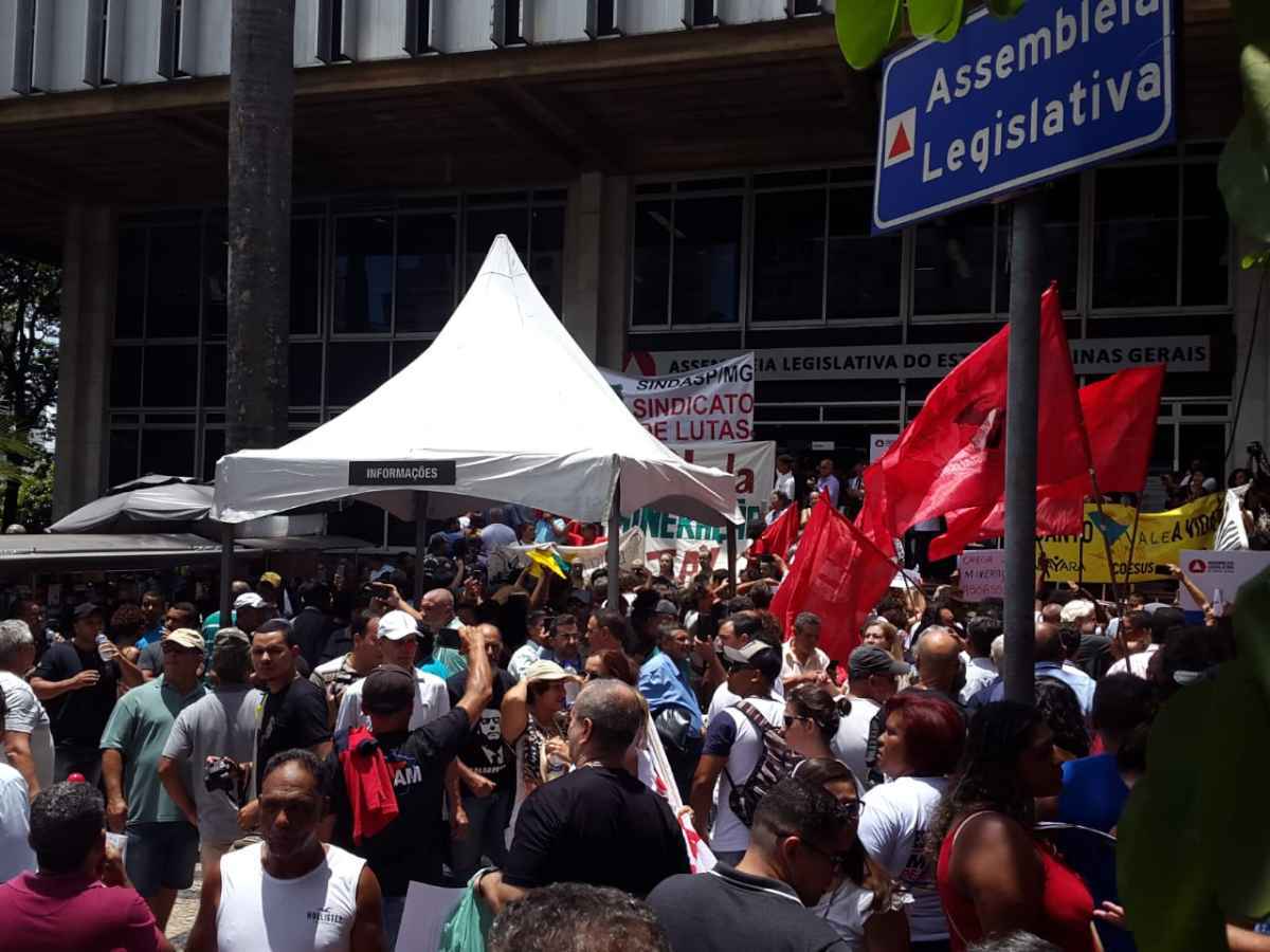 Servidores tentam invadir o plenário da Assembleia pelo pagamento 13º salário - Jair Amaral/EM/D.A Press