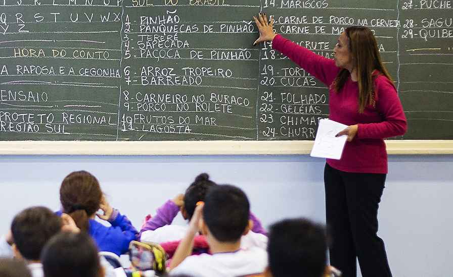 SME RJ divulga edital do concurso público para professor adjunto - Divulgação/ SEE SP