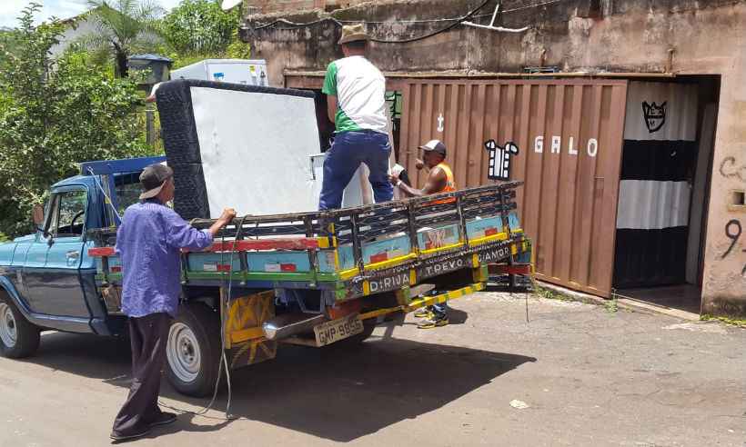 'Estamos fugindo da morte': risco de rompimento de barragem faz moradores buscarem novos lares - Paulo Filgueiras/EM/D.A.Press