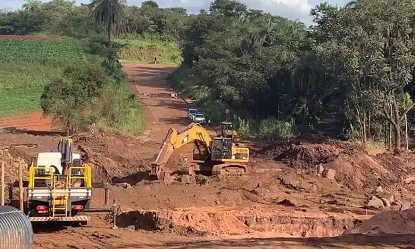 Operários trabalham em ponte para restabelecer acesso a Brumadinho - Alexandre Guzanshe/EM/DA Press