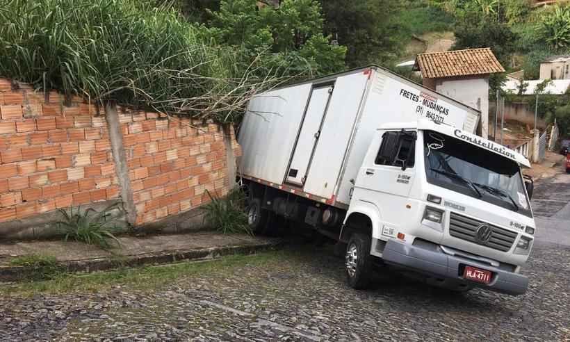 Caminhão não consegue subir morro e derruba muro em BH - Divulgação/CBMMG