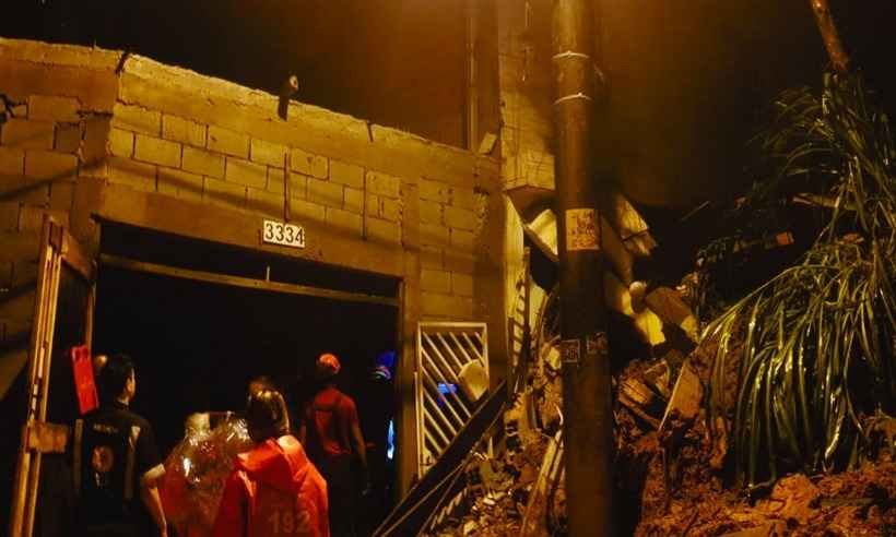 Desabamentos deixam quatro crianças mortas em Mauá, na Grande SP - Corpo de Bombeiros de São Paulo/BMESP/Divulgação 