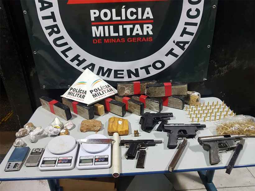 Polícia apreende drogas e armas em bolsa trancada no Bairro União - Polícia Militar/Divulgação