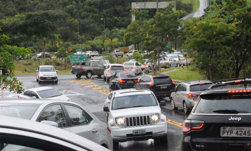 Caos na entrada de alunos agrava gargalos no trânsito na MG-030 - Paulo Filgueiras/EM/D.A Press
