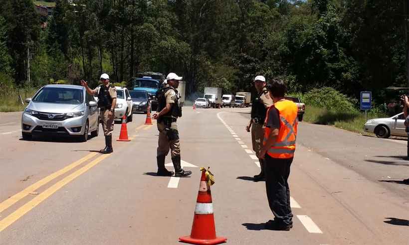 BR-356 é liberada no esquema de siga e pare em definitivo  - Paulo Filgueiras/EM/DA Press