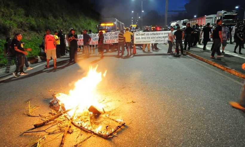 Justiça determina a agentes de segurança o pagamento de multa de R$ 50 mil por interrupção da MG-010; pistas já foram liberadas - Gladyston Rodrigues/EM/D.A Press
