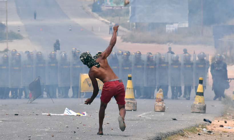 Novos confrontos ocorrem na fronteira entre Brasil e Venezuela - Nelson Almeida / AFP

