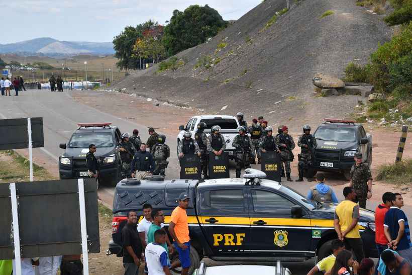 Brasil monta barreira em Pacaraima após conflito entre civis e militares venezuelanos - / AFP / Nelson Almeida 