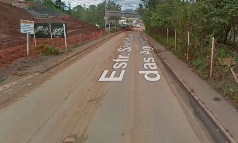 Chuva derruba árvore de grande porte e bloqueia principal acesso a Macacos - Reprodução/Google Street View