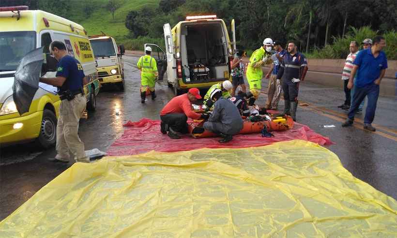 Van cai em ribanceira e deixa feridos na BR-040, entre Congonhas e Ouro Preto - Via 040/Divulgação