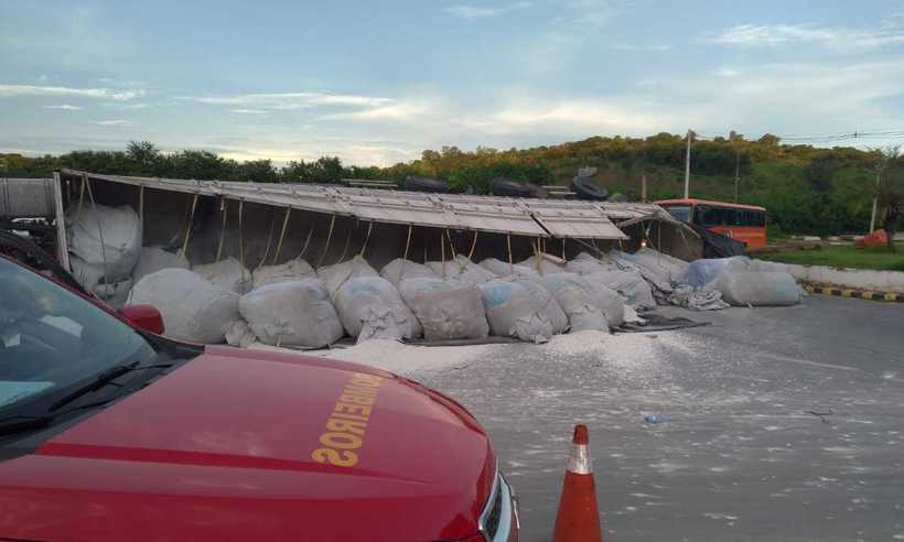 Caminhão com carga perigosa tomba em rodovia da Grande BH - Divulgação/Corpo de Bombeiros