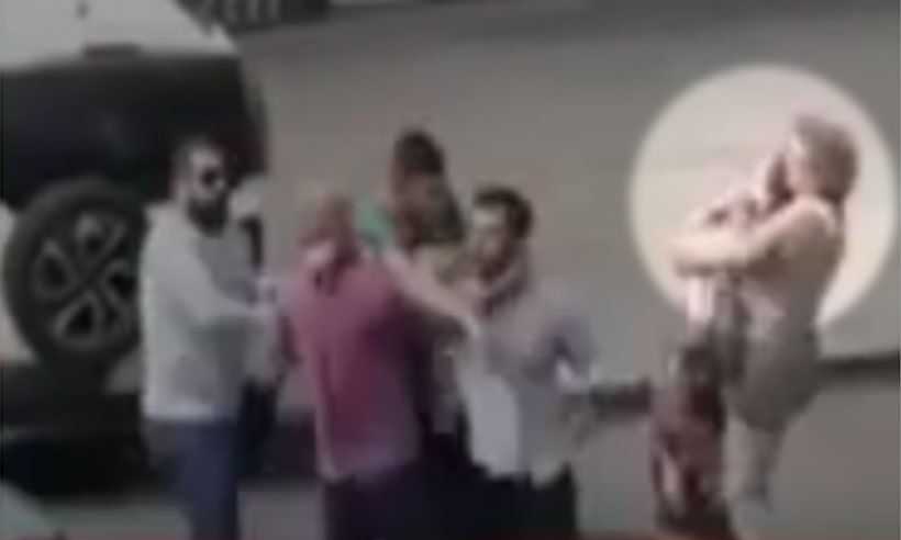 Idosa dá 'gravata' em outra mulher durante briga de trânsito - Reprodução da internet/TV Alterosa