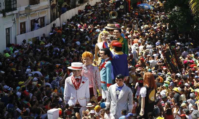 Bolsonaro e Michelle viram bonecos e seguem para carnaval em Olinda - Blenda Souto Maior/DP/D.A Press -2014