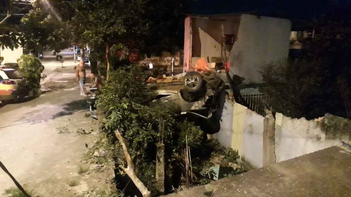 Motorista perde controle do carro e atinge três casas em BH - Maurício Campos / Defesa Civil de Belo Horizonte