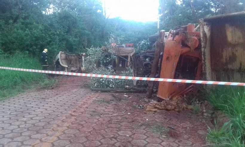 Caminhão perde o freio, capota e bloqueia estrada próxima à Lagoa dos Ingleses - Divulgação/ Corpo de Bombeiros
