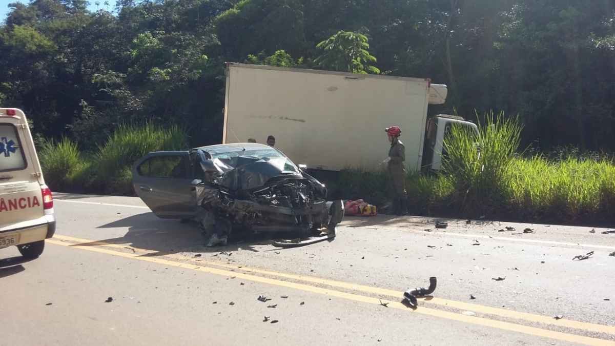 Caminhão bate em três carros na BR-356, em Itabirito - PMRv/Divulgação