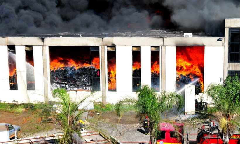 Bombeiros ficarão de prontidão para evitar retorno das chamas em empresa  - Ramon Lisboa/EM/D.A Press.