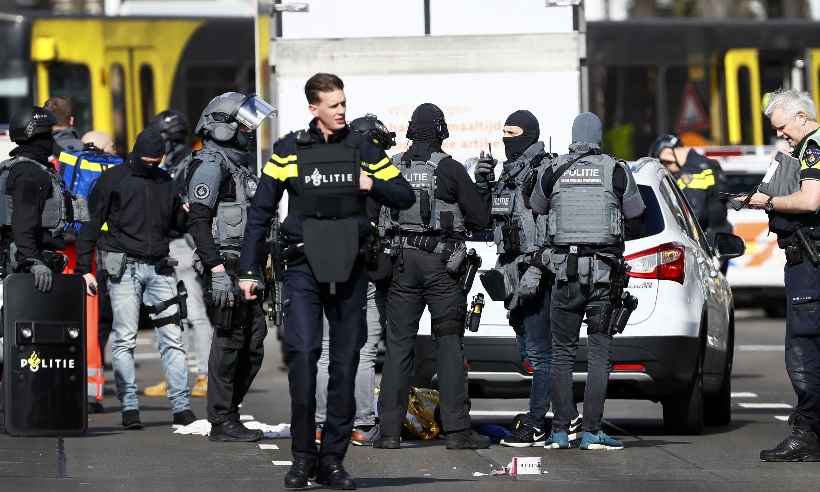 Suspeito de atentado a tiros na Holanda está em fuga - Robin van Lonkhuijsen / ANP / AFP