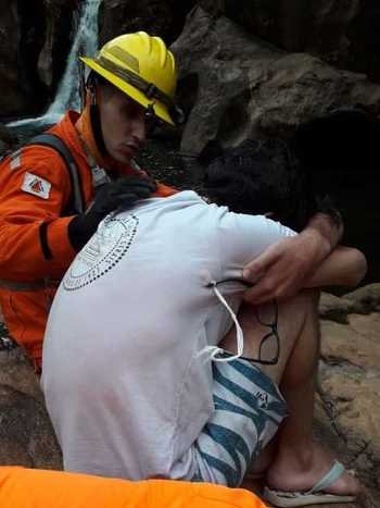 Estudante da UFMG é resgatado em cachoeira de Brumadinho - Bombeiros afirmaram que Matheus não quis conversar com os militares