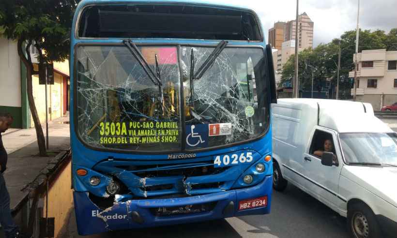 Acidente entre ônibus e micro-ônibus deixa feridos no Barro Preto  - Corpo de Bombeiros/Divulgação