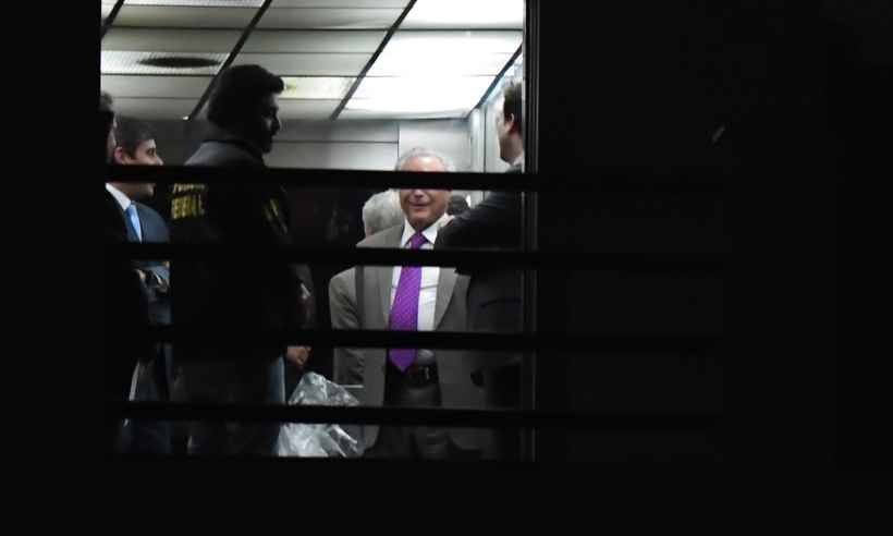 Depois de quatro dias na prisão, Michel Temer é solto no Rio de Janeiro - MAURO PIMENTEL/AFP