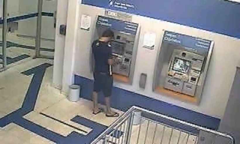 PF prende dois suspeitos de clonar cartões de beneficiários de programas sociais  - Câmera da agência bancária flagrou operação de um dos bandidos