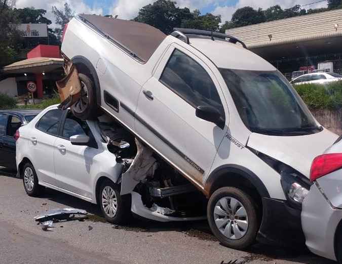 Engavetamento com seis carros traz lentidão ao Anel Rodoviário e deixa dois feridos - PMMG/Divulgação