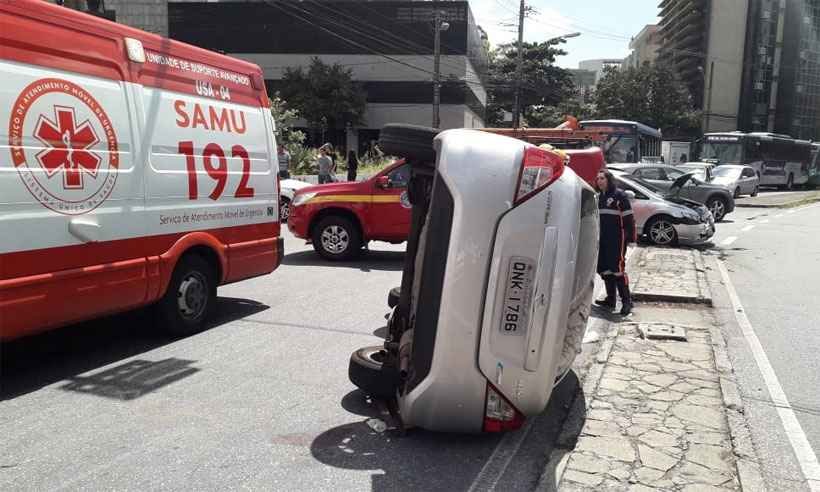 Batida entre dois carros deixa ferido na Avenida do Contorno  - Jair Amaral/EM/DA Press