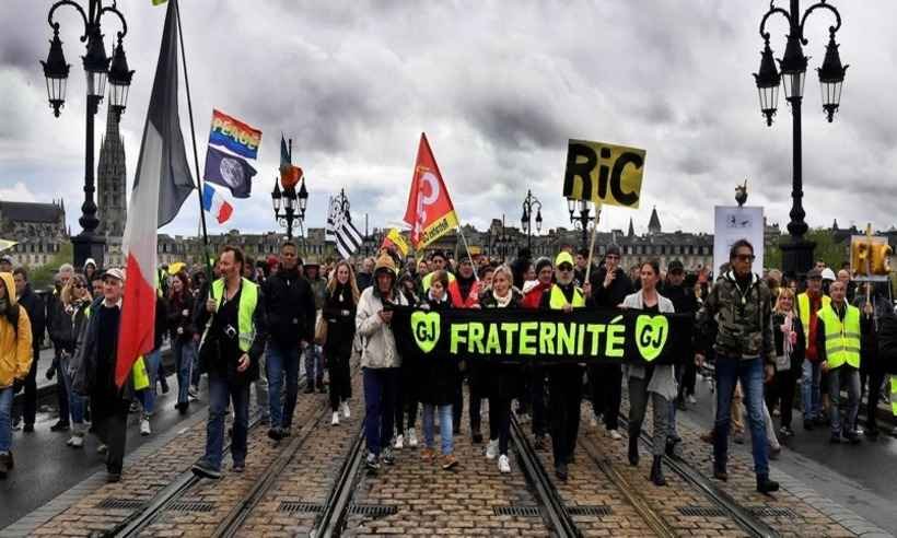 Governo francês estuda cortar impostos para acabar com crise dos 'coletes amarelos' - Georges Gobet/AFP
