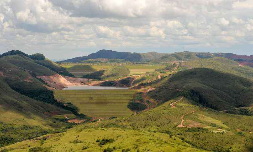 MPF pede que União fiscalize todas as barragens inseguras no Brasil - As três barragens de Forquilha, na Mina de Fábrica, em Ouro Preto, estão na lista das estruturas que não tiveram os laudos de estabilidade renovados. Represas são administradas pela Vale