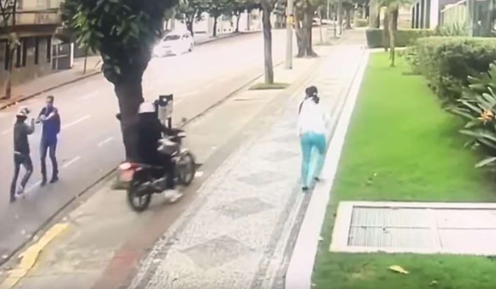 Pedestre é agredido em assalto violento no Bairro Funcionários; veja vídeo - Reprodução