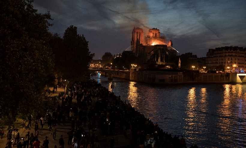 ''Nada aponta para um ato voluntário'', diz procurador sobre incêndio na Notre-Dame - THOMAS SAMSON / AFP