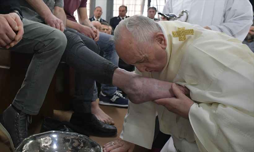 Papa Francisco lava pés de brasileiro e outros 11 presos - HANDOUT / VATICAN MEDIA / AFP
