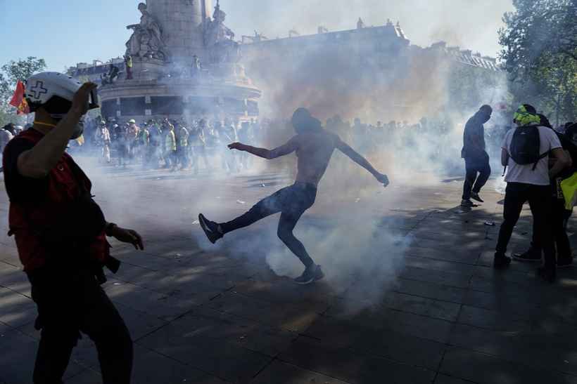 Coletes amarelos fazem mais um protesto em Paris e vários são detidos - AFP