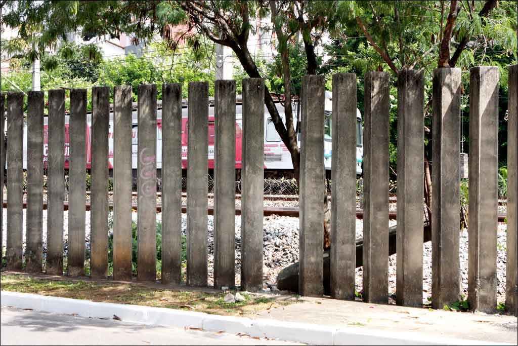 Muros que protegem os trilhos do metrô estão cheios de buracos em BH e Contagem - Fotos: Edésio Ferreira/EM/D.A Press
